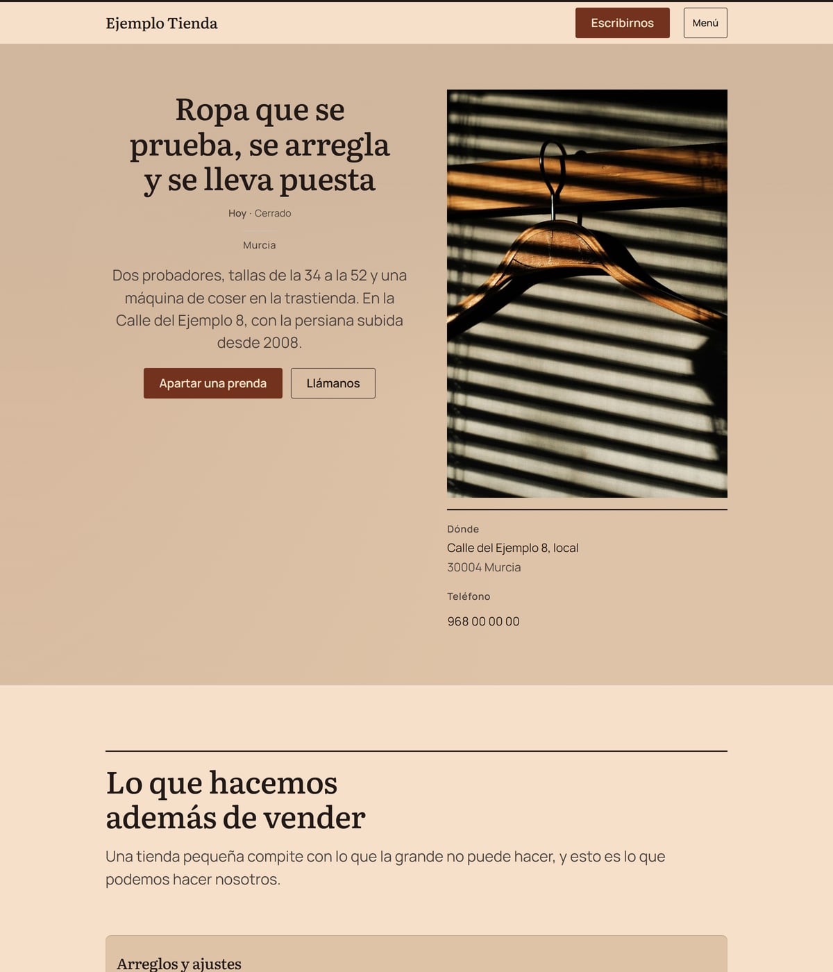 Portada de la web de ejemplo de una tienda de ropa: fondo crema cálido, titular con remates, la dirección y el teléfono a la derecha y el botón de apartar una prenda.